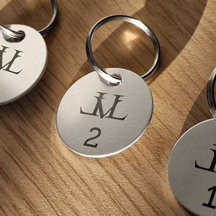 Schlüsselmarke Logo & Nummer - pro Stück