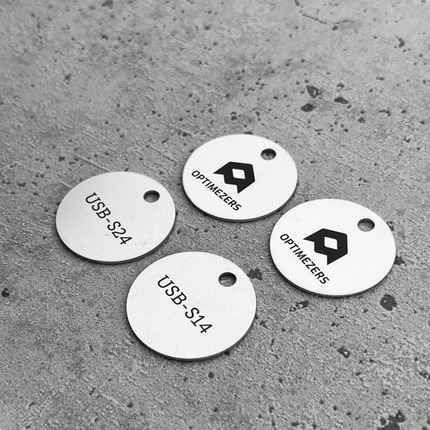 Schlüsselmarke doppelseitig graviert Zahl & Logo - pro Stück